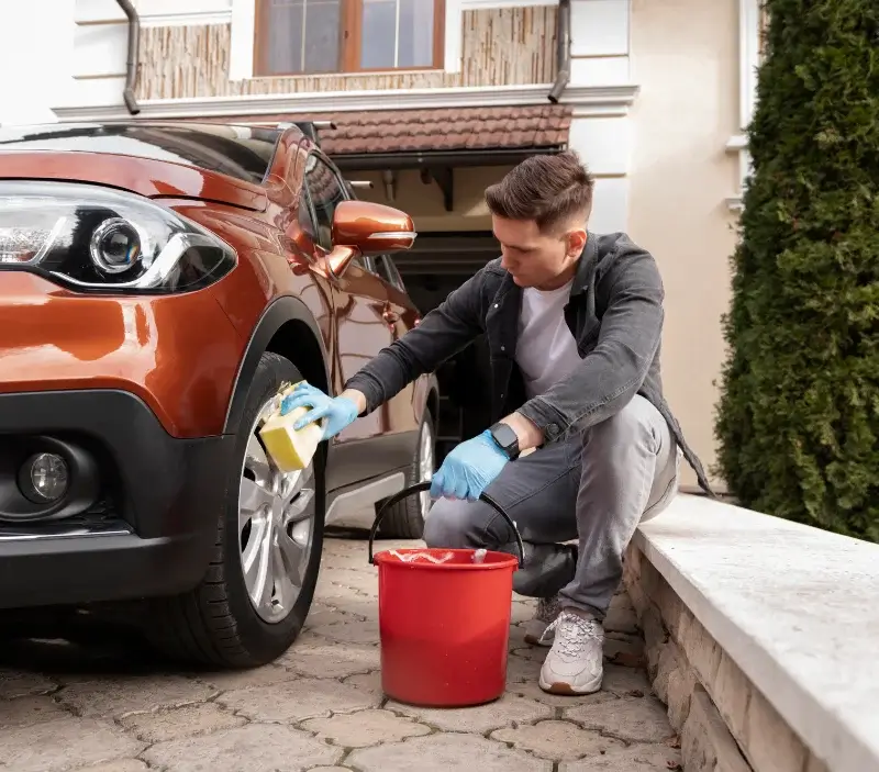Lavage auto à domicile Saubion : professionnel intervenant sur un véhicule